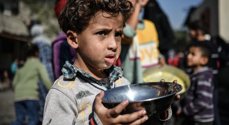 Pelo menos 410 palestinos morrem em busca de alimentos