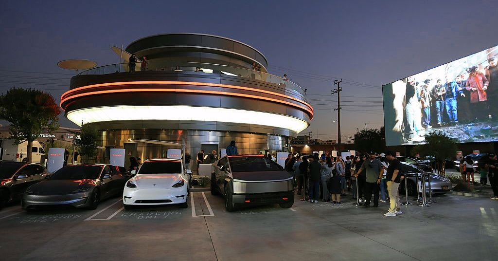 Um cachorro -quente de US $ 17 e um robô humanóide que serve pipoca: Dia de Wired no Tesla Diner