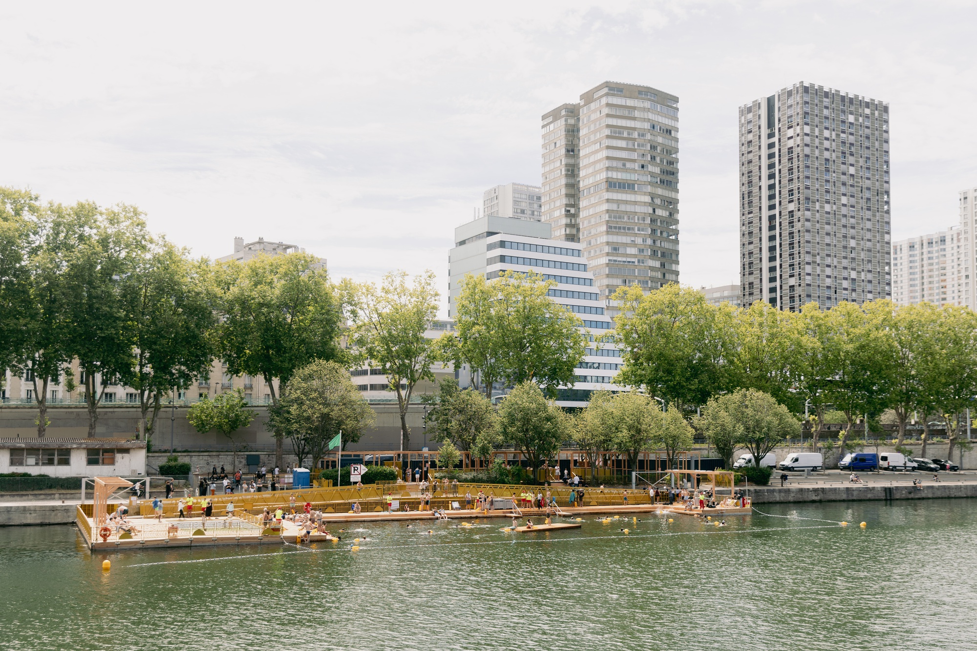 Site de natação ao ar livre de SEINE / estúdio Mater