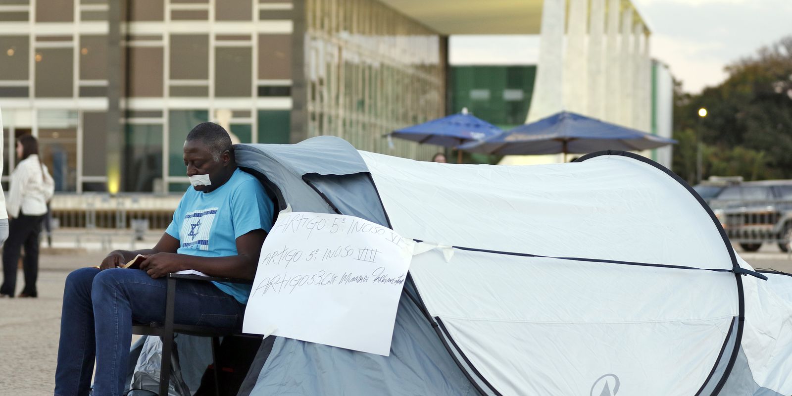 Após ordem de Moraes, deputado aliado de Bolsonaro deixa acampamento