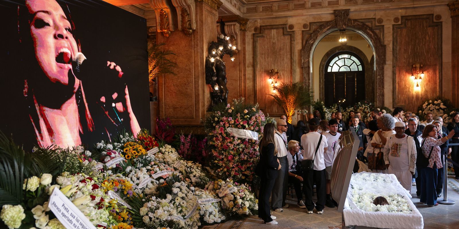 Fãs formam filas no Theatro Municipal para se despedir de Preta Gil
