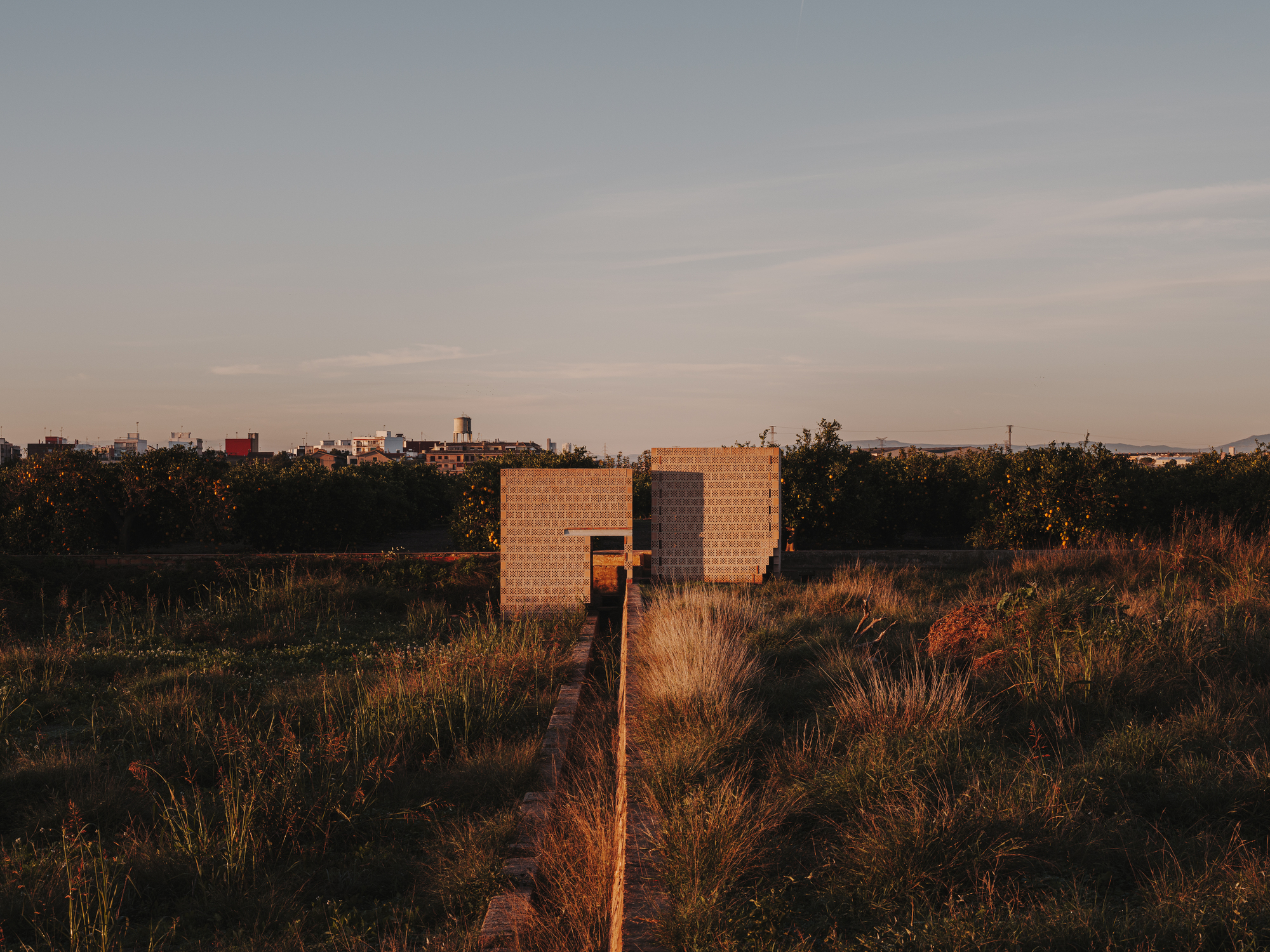 Pavilhões de cerâmica nos campos do norte de Valência / Bona fide mais altos