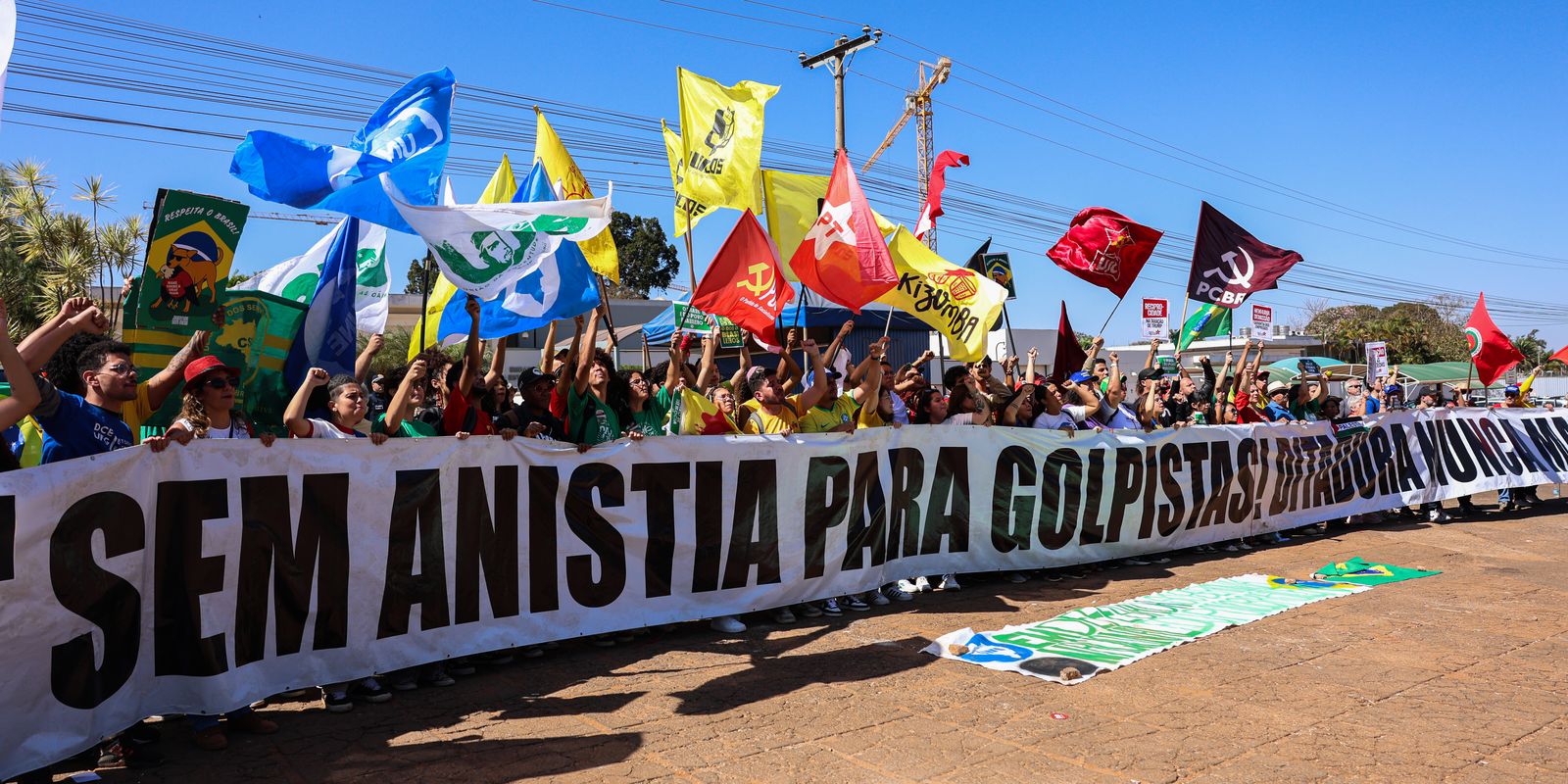 Em ato pró-soberania, manifestantes queimam bandeira e boneco de Trump