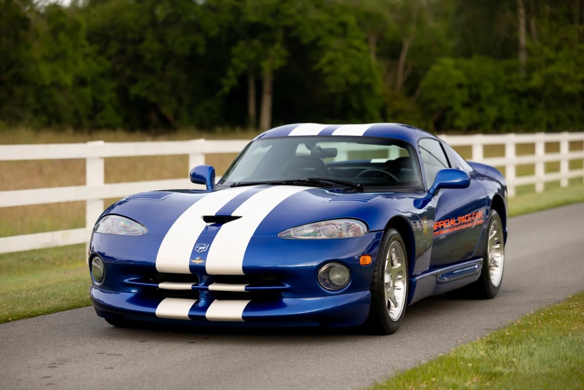Agora é sua chance de comprar um Dodge Viper GTS de 1996 com milhagem de entrega