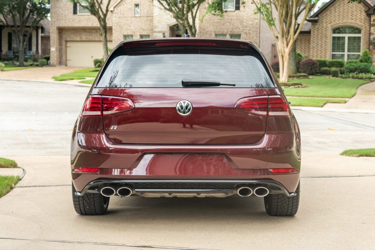 Este Volkswagen Golf R único vem com um cartão postal do fabricante