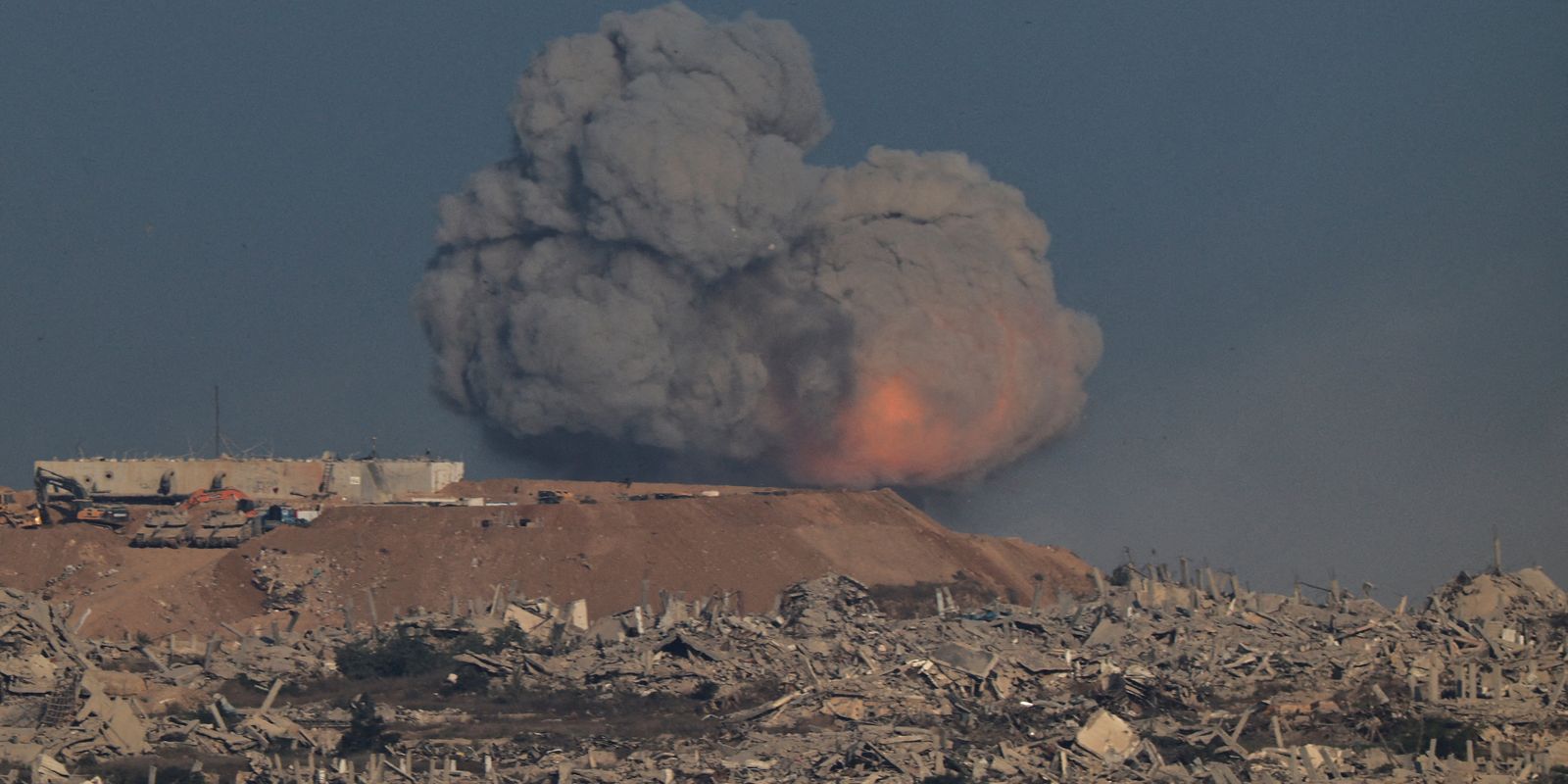 Forças israelenses bombardeiam subúrbios da Cidade de Gaza