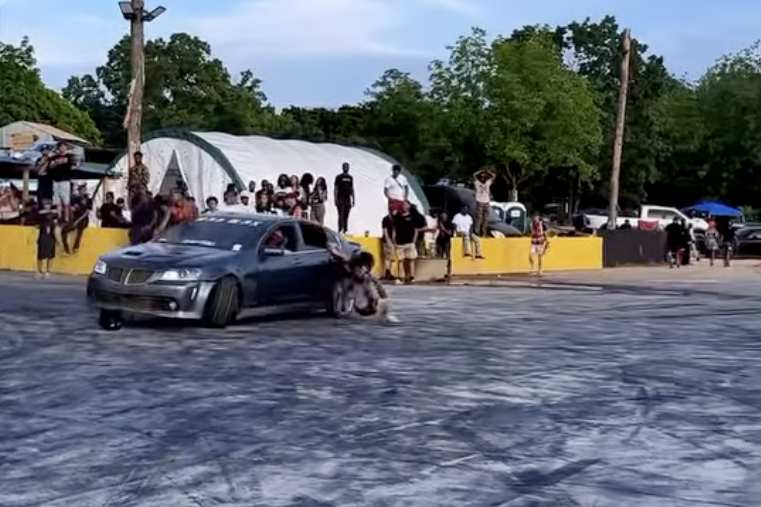 Holden Commodore Hoon nos EUA, sortudo por não ser ferido, ainda tem calça após golpe bobo