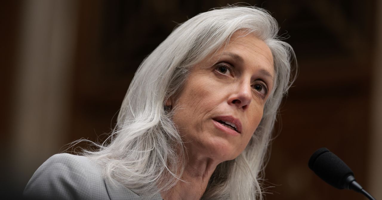 Os principais funcionários do CDC renunciam depois que o diretor é empurrado