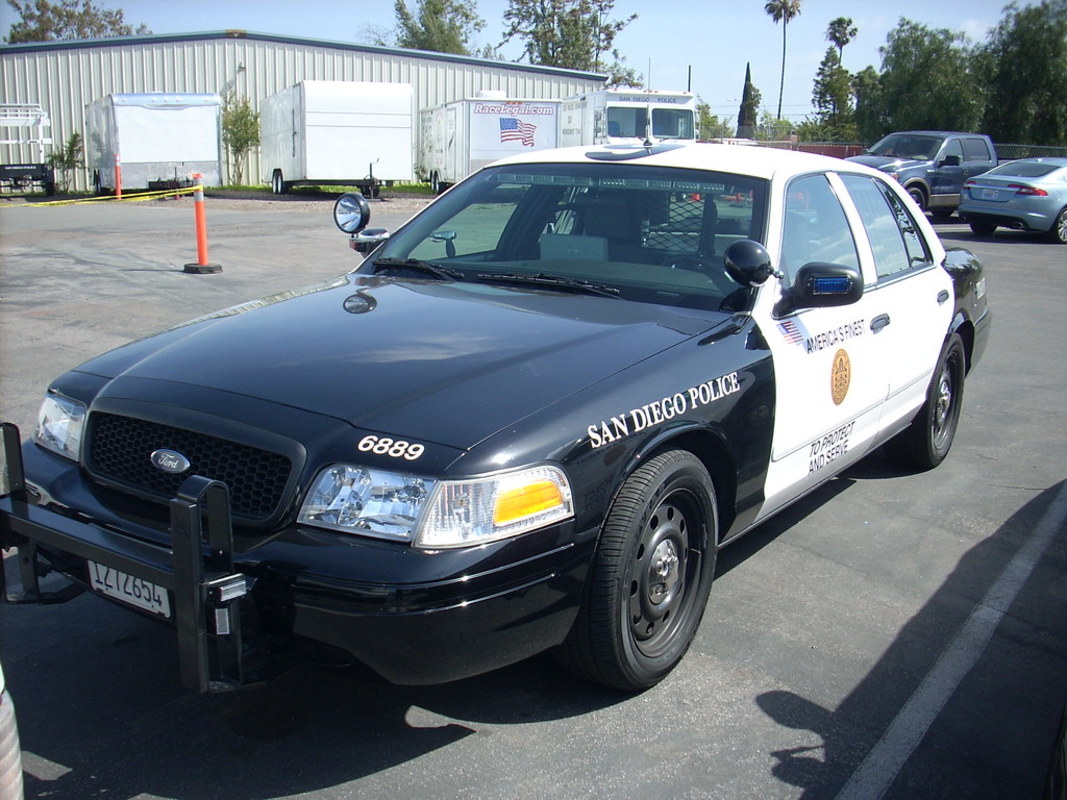 Basta: a polícia de San Diego esmaga os carros de aquisição da rua em repressão