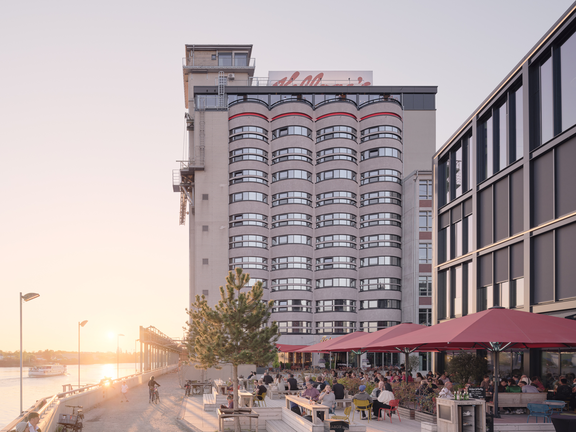Bremen Hotel / Delugan Meissl de Kellogg Architects