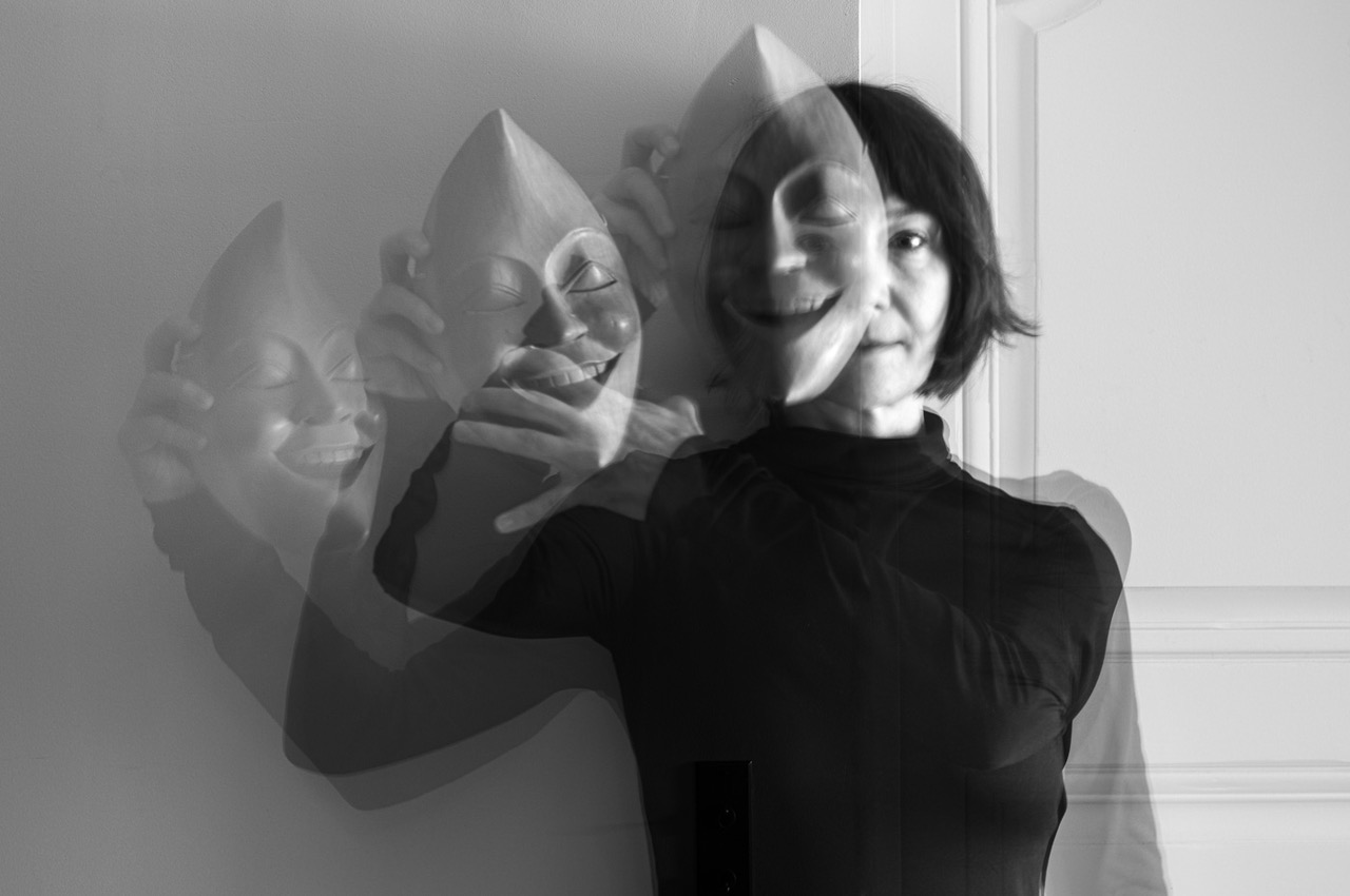 Artista retira a máscara para explorar as camadas de si mesmo