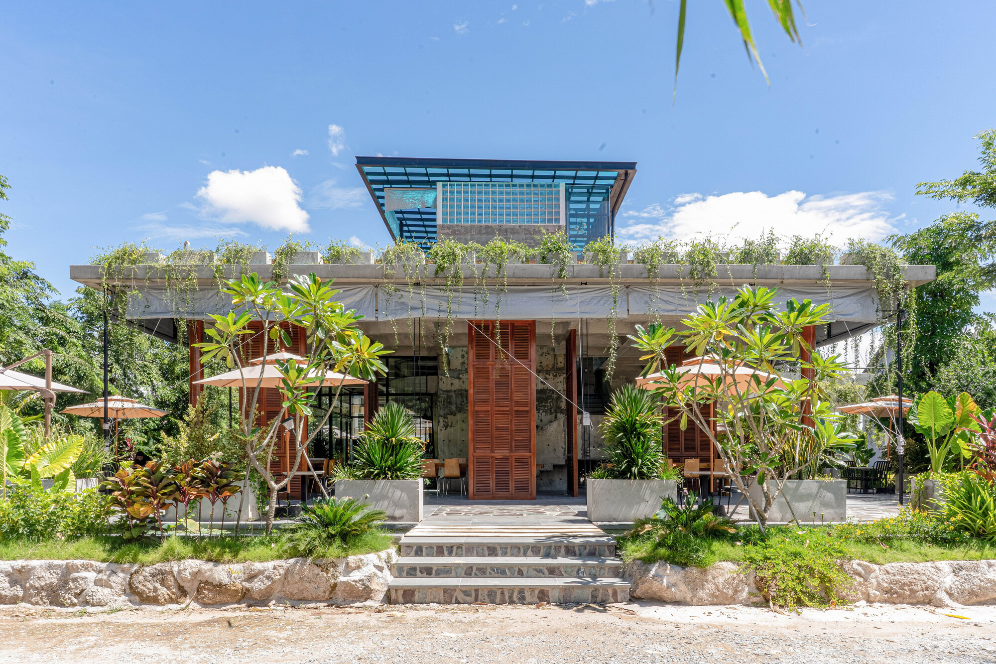 Phum Sambo Café & Eatery / Khoan + Partners