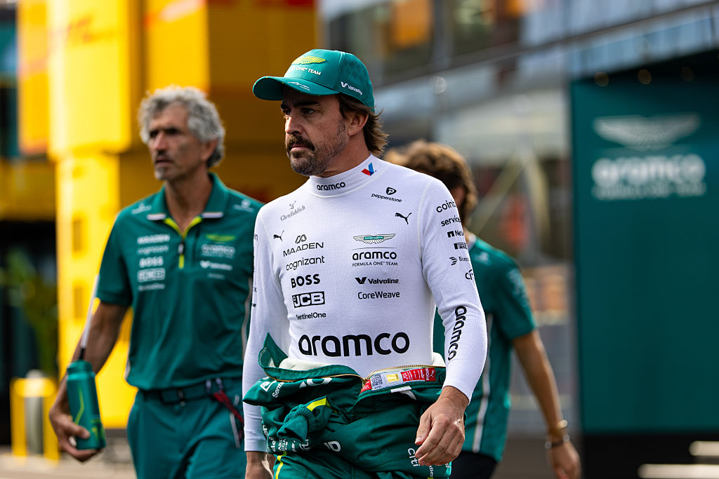 Alonso diz que lesão muscular é gerenciável até as férias de verão