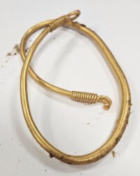 Três vasos de tesouro, um com pesado colar de ouro, encontrado na Polônia – o blog de história