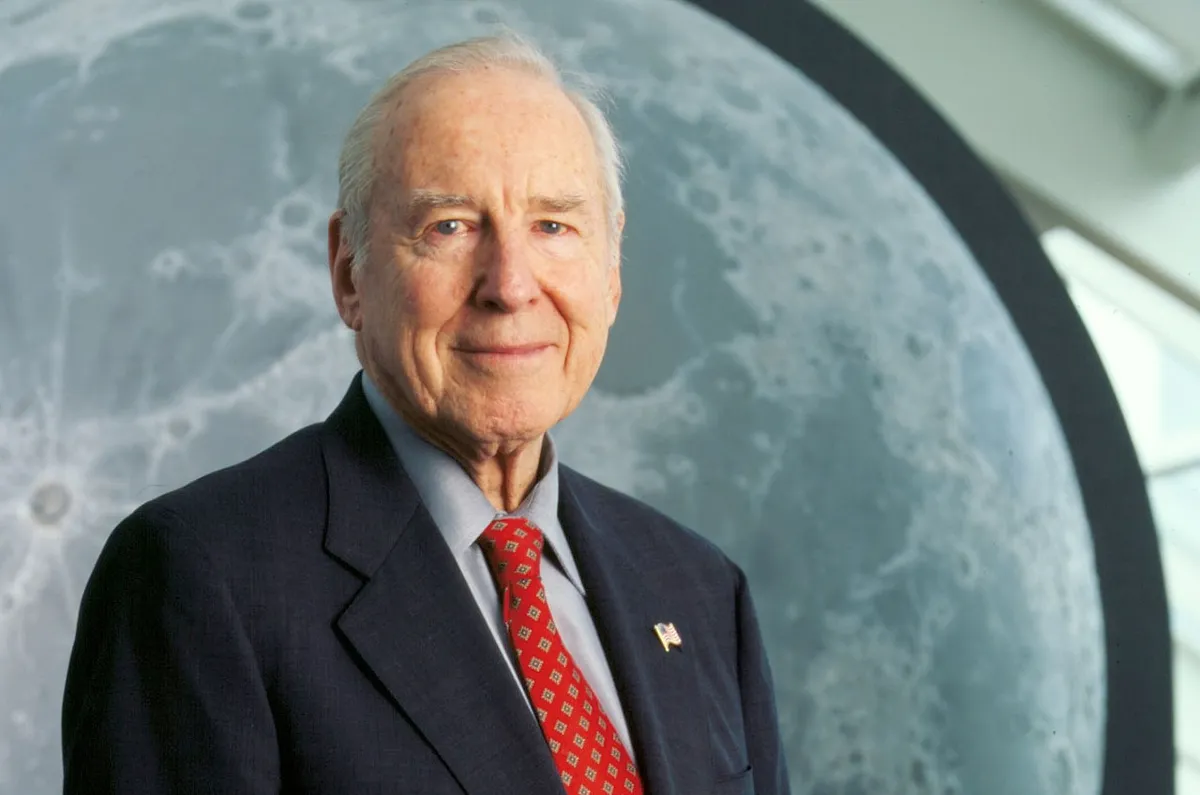 O famoso astronauta de Apollo Jim Lovell faleceu