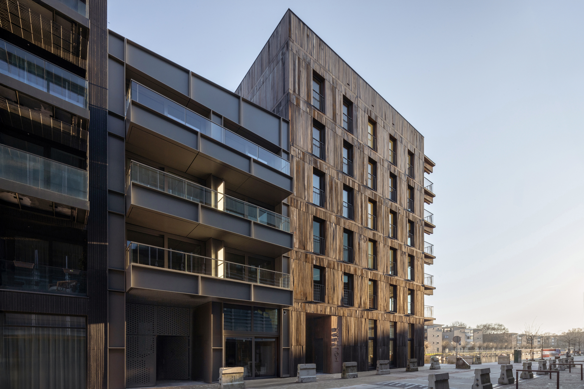 Houtrak Apartments / Workshop Architects + Marcel Lok Architect