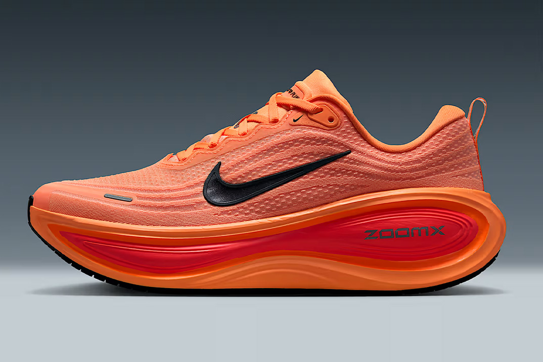 O Vomero Plus da Nike é um corredor diário confortável com uma altura de pilha de 45 mm e tecnologia de sapatos de corrida