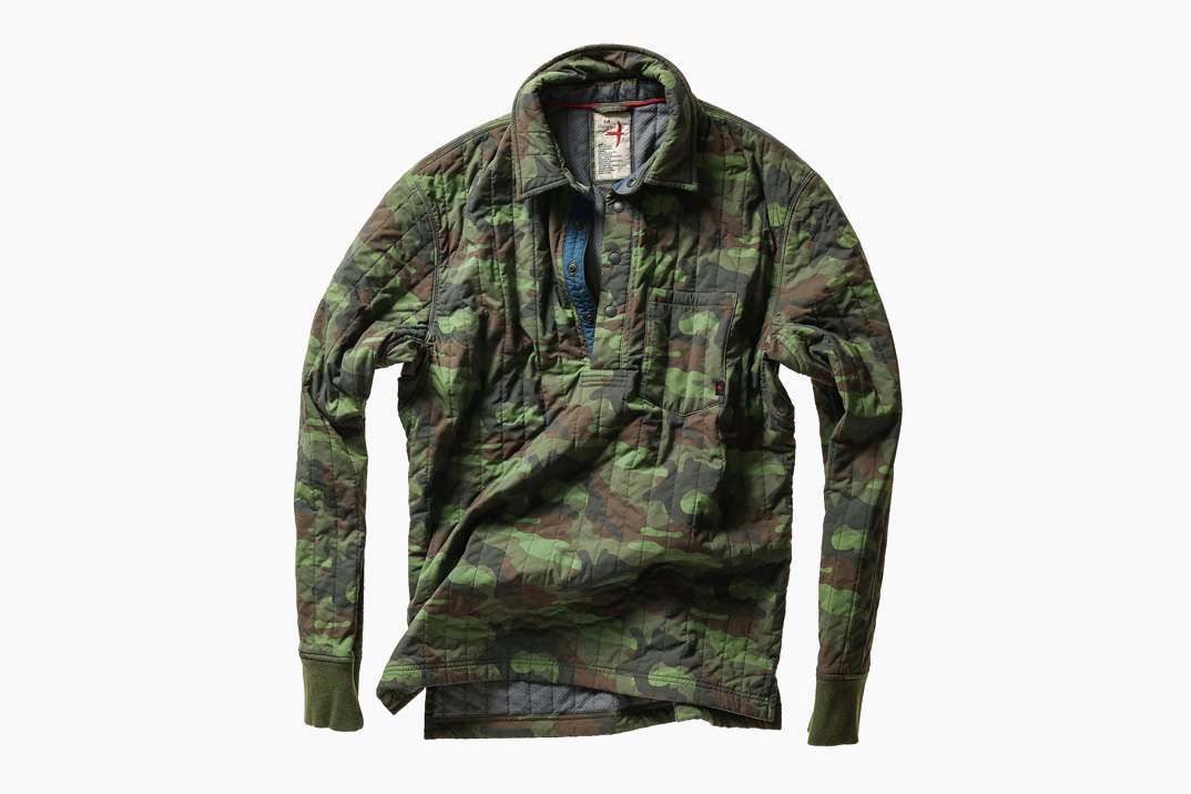 O versátil polo de Relwen oferece cobertura de jaqueta em um pacote leve e amigável para camadas