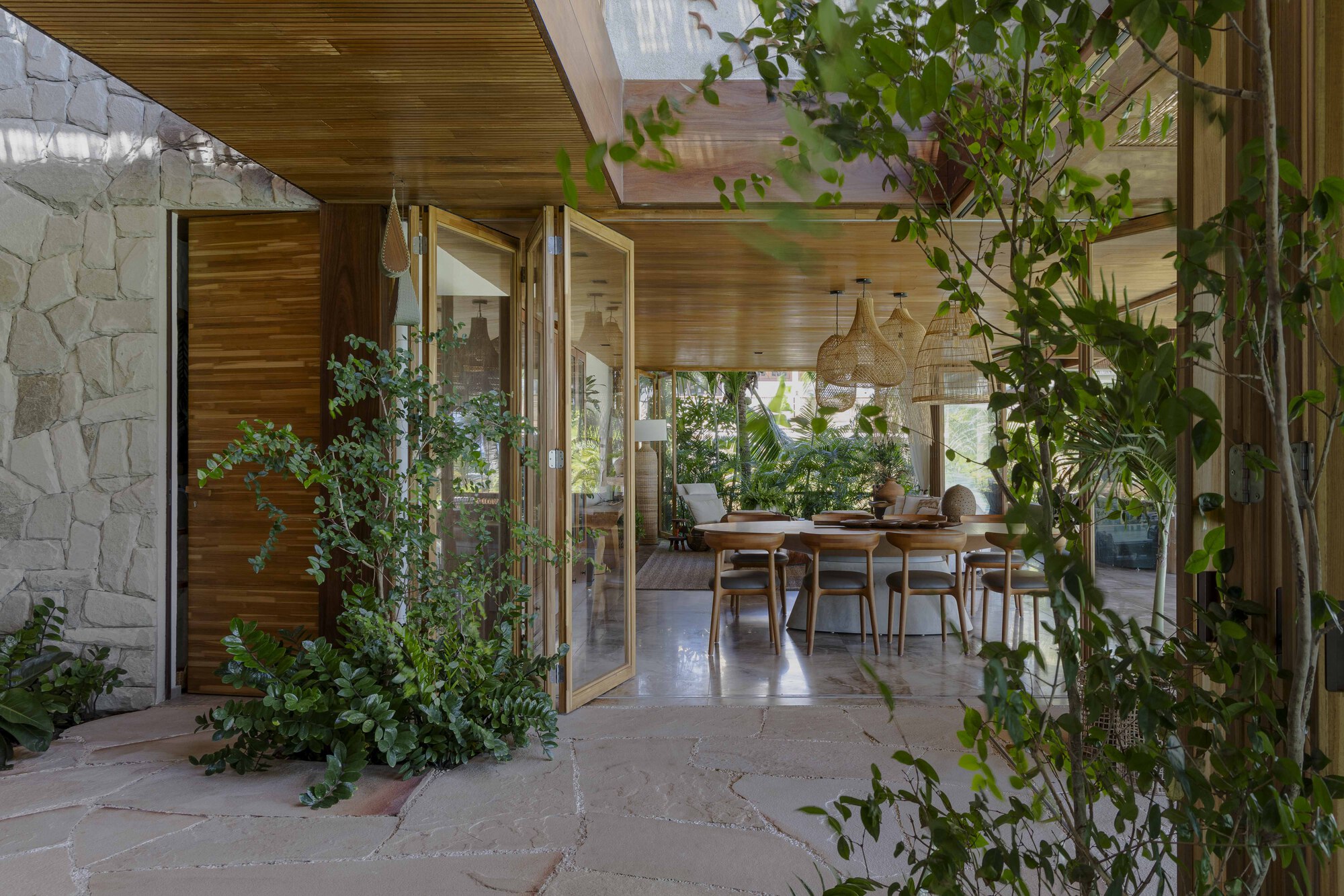 Casa de Coral / Sidney Quintela Architecture + Urban Planning