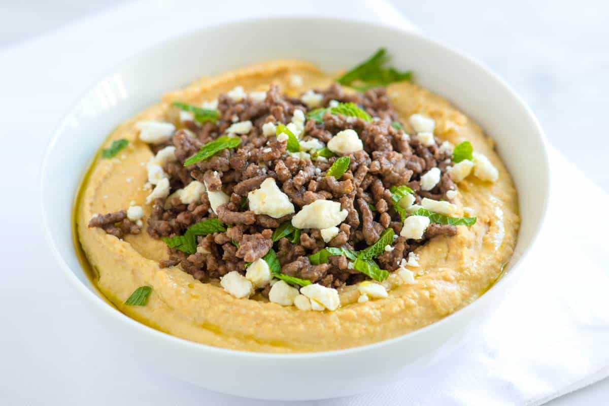 Hummus com receita de carne moída temperada
