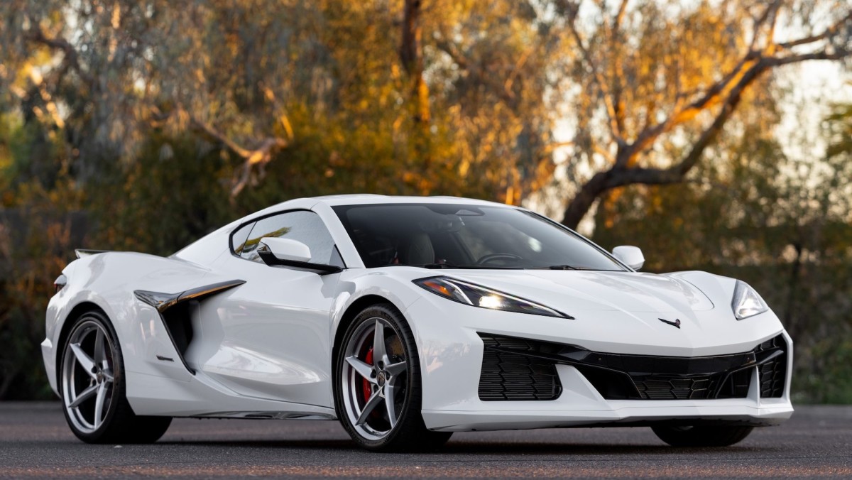 2024 Corvette E-Ray cai $ 30k em valor após apenas 1.600 milhas