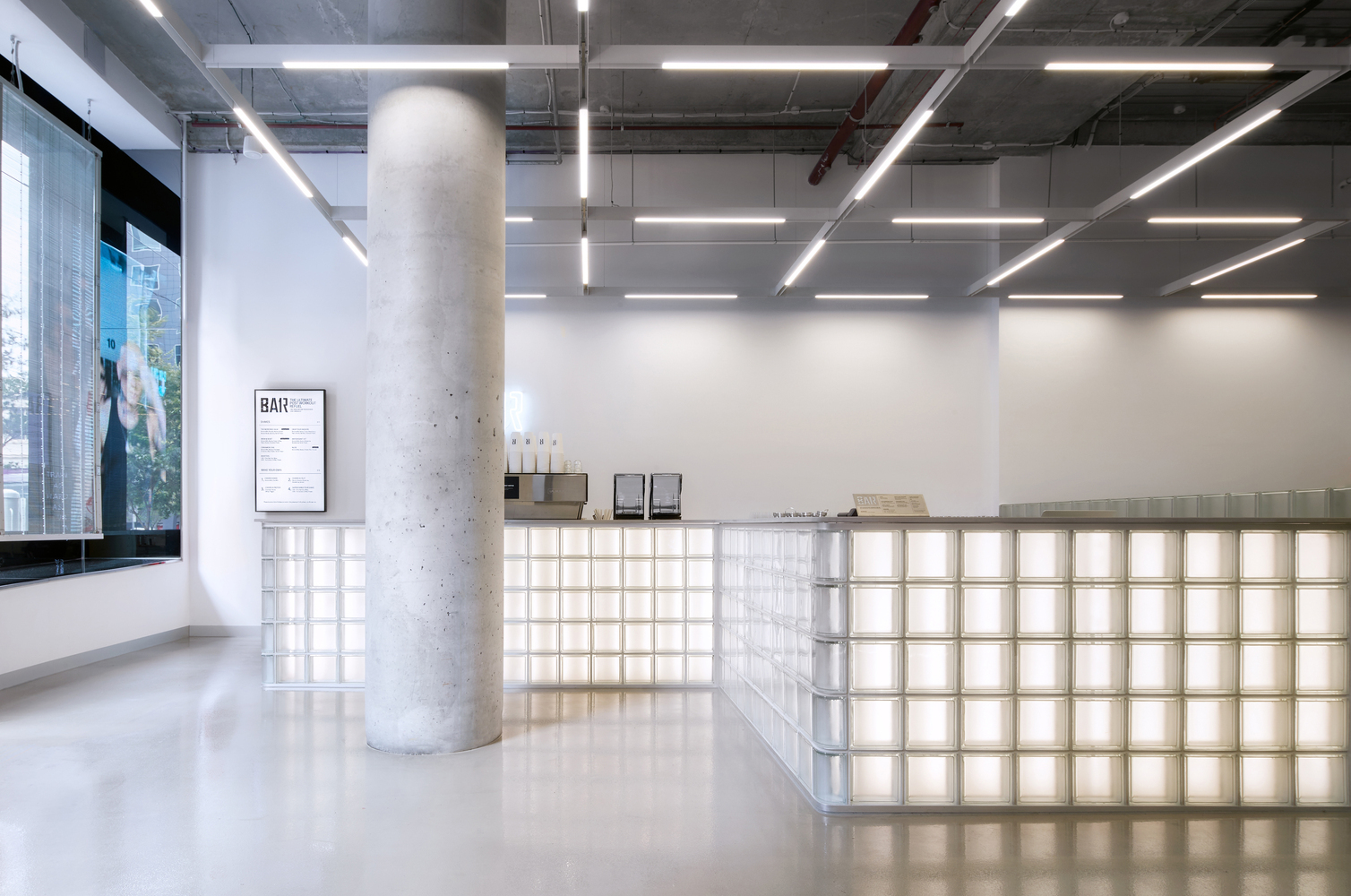 The Gym-Bar Hybrid: interiores que integram esportes e hábitos saudáveis através da arquitetura