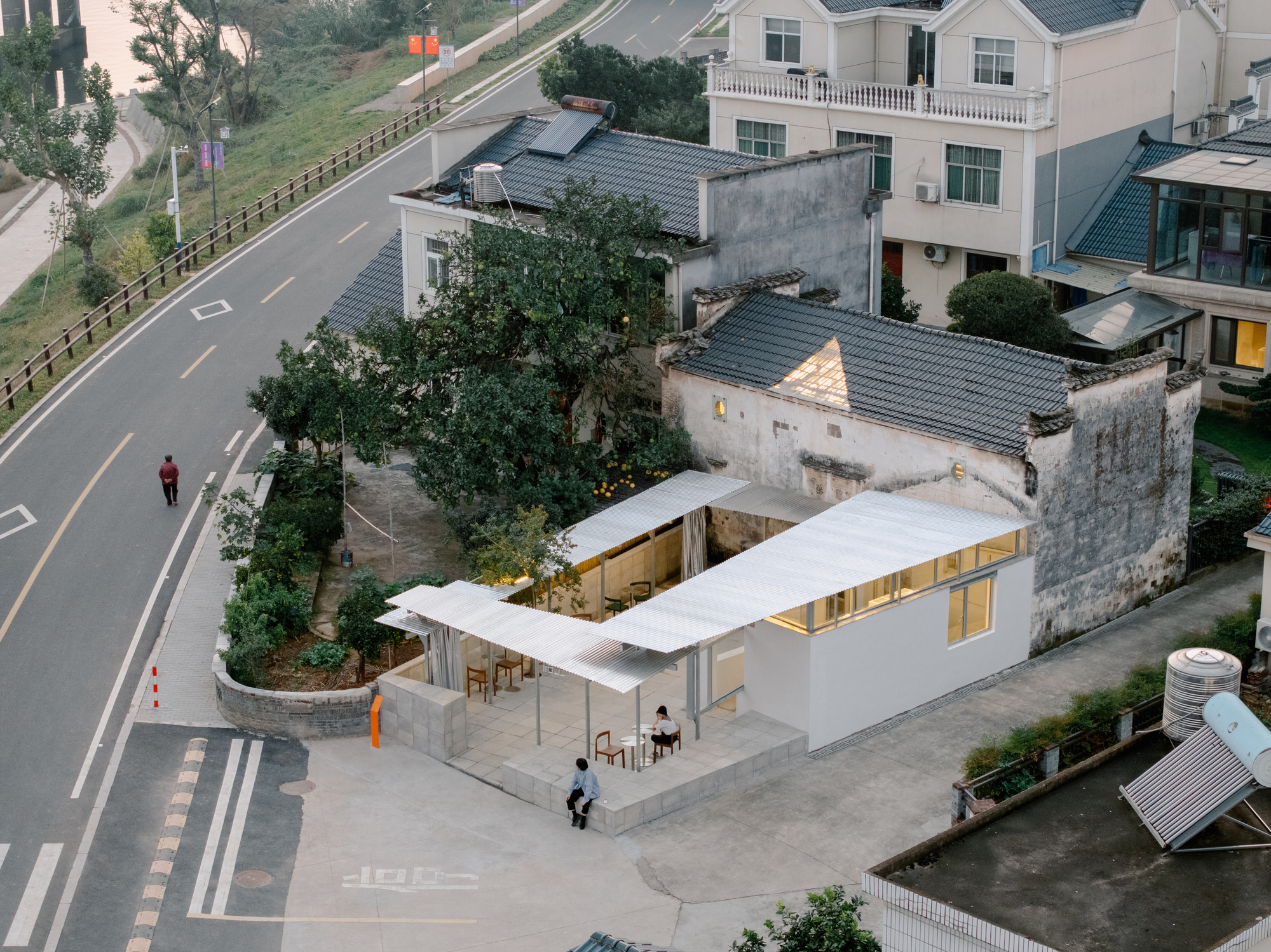 Longyou Centro Turista / Atelier Tao+C