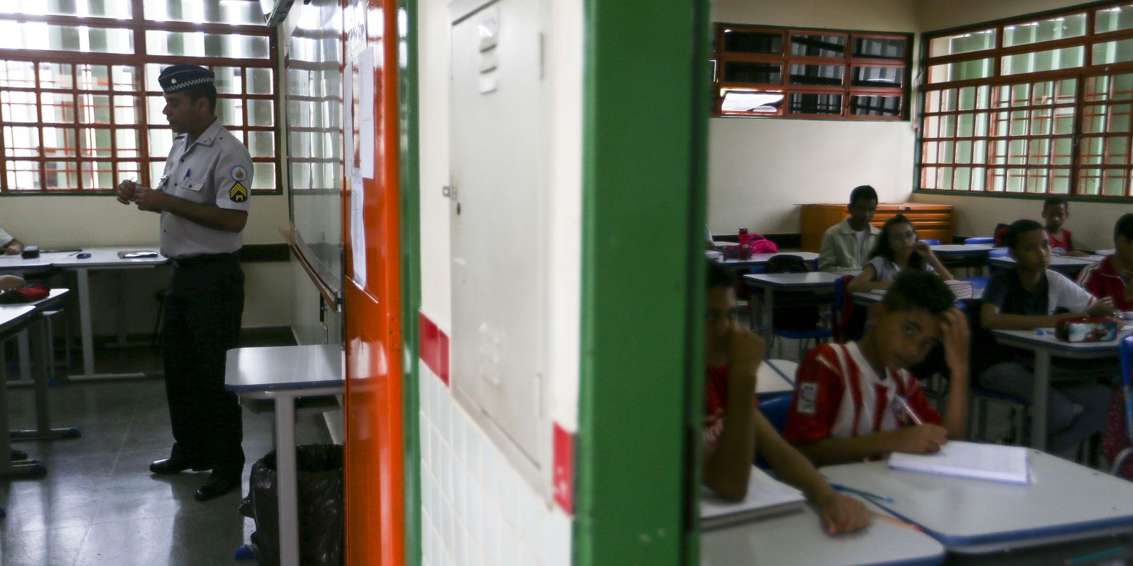 Justiça libera contratação de PMs para escolas cívico-militares em SP