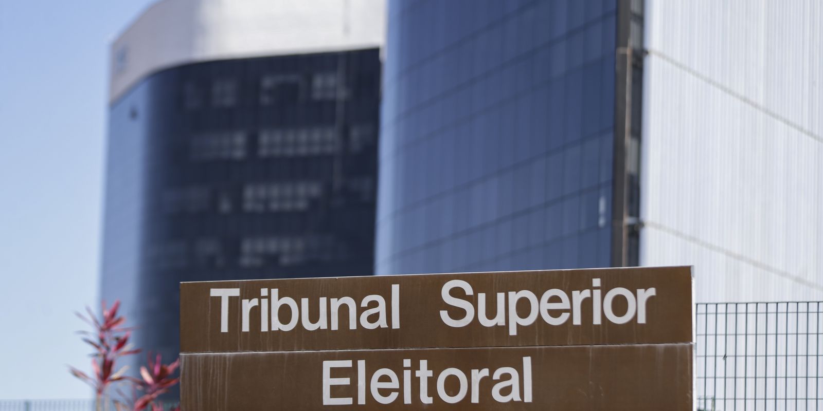 TSE empossa dois ministros indicados por Lula