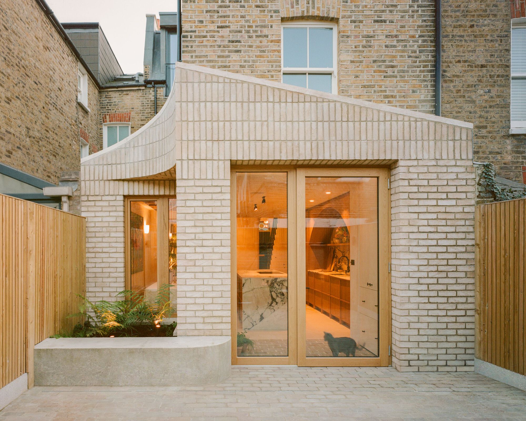 Sobremesa House / Studio McW