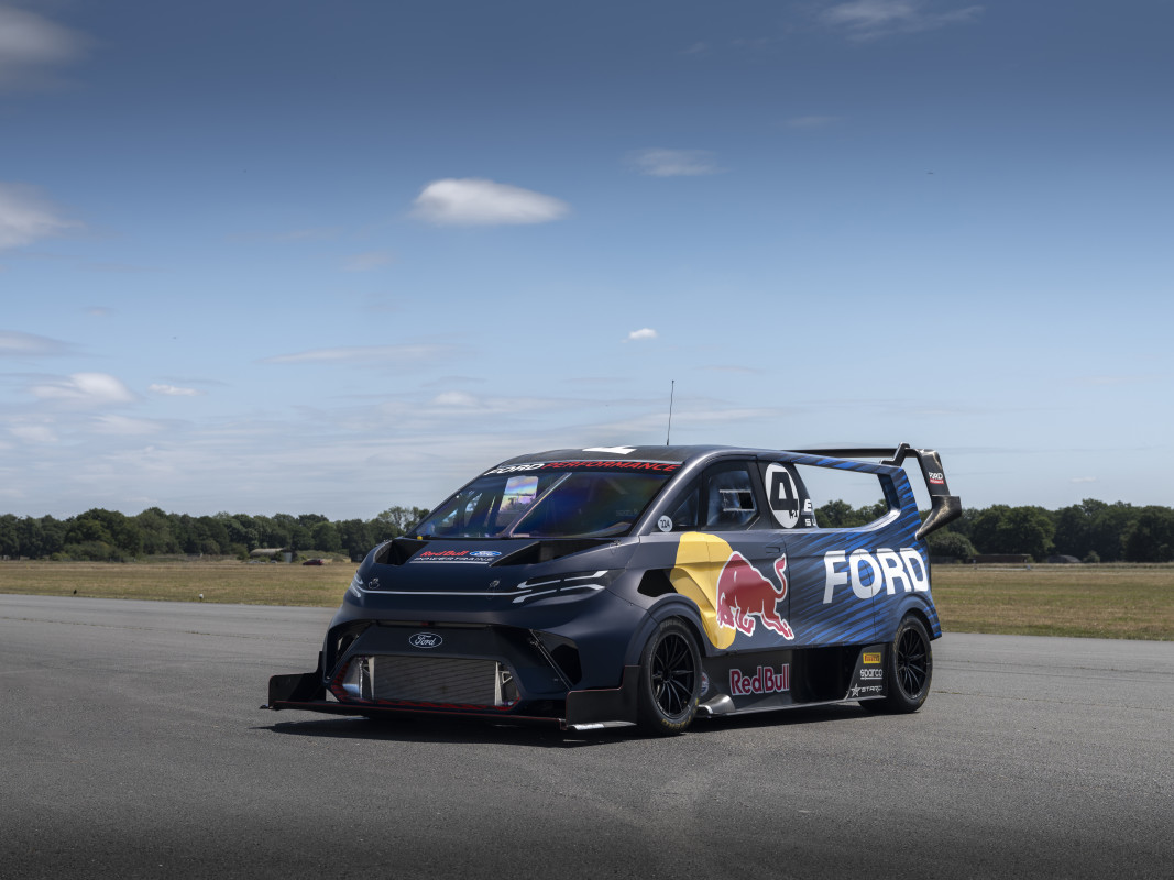 O Ford Transit Supern esmaga o tempo de Nürburgring de Corvette Zr1x