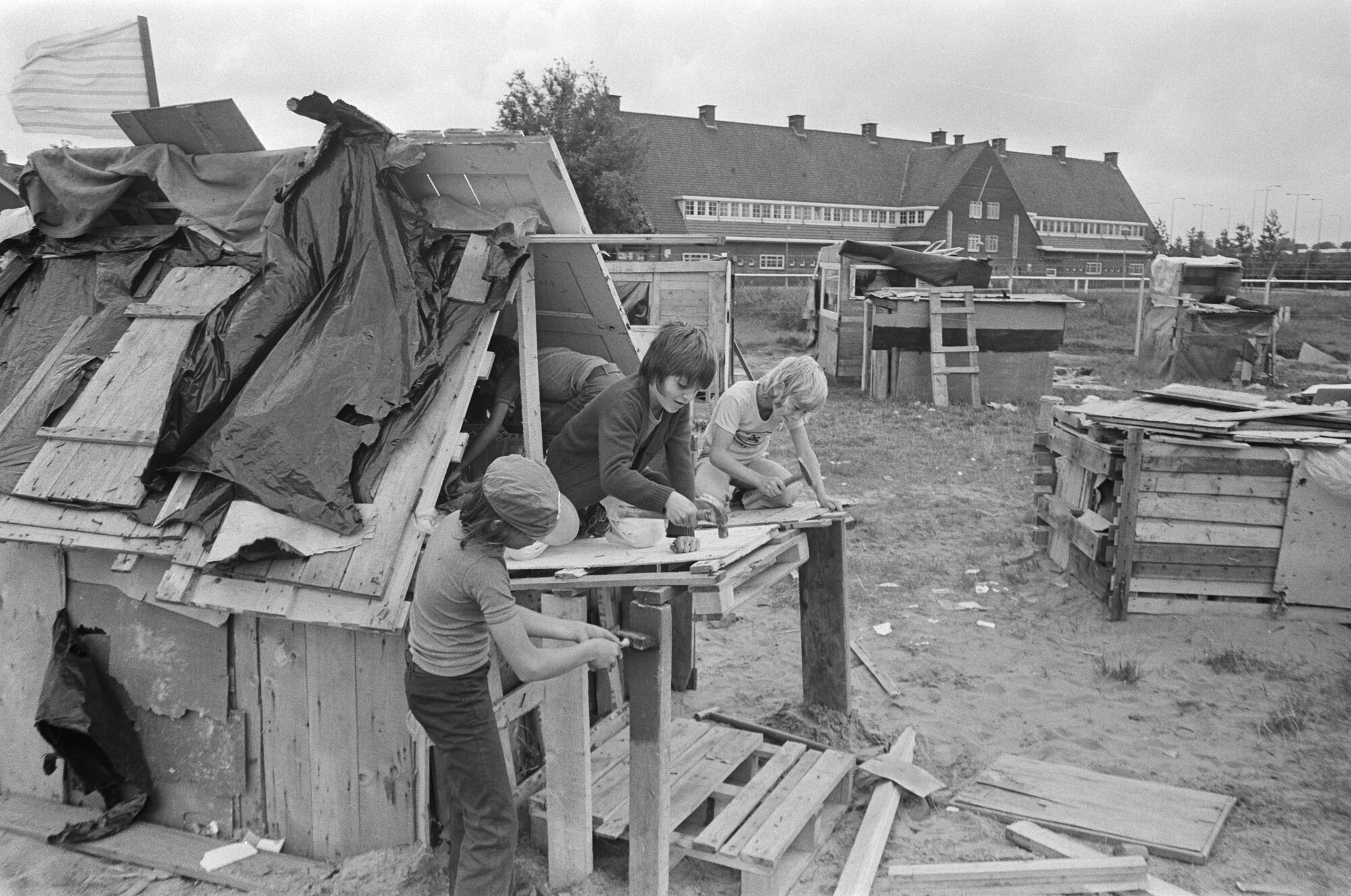 Playgrounds não convencionais: construídos a partir de lixo, moldado por concreto, libertado por jogo