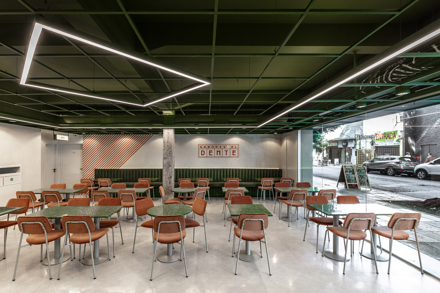 Além do teto caído: 10 projetos de interiores para fazer serviços e condutos parte da arquitetura