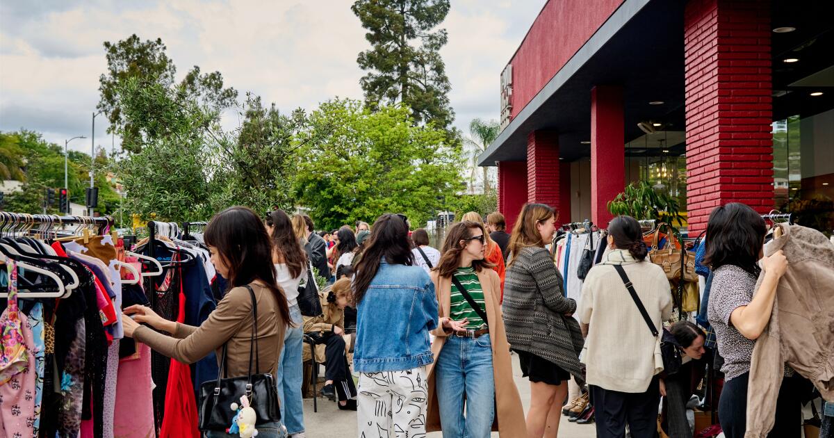 Dentro da venda do armário Buzzy para as meninas ‘it’