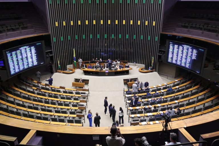 Deputados da oposição ocupam a Mesa do Plenário da Câmara – Notícias