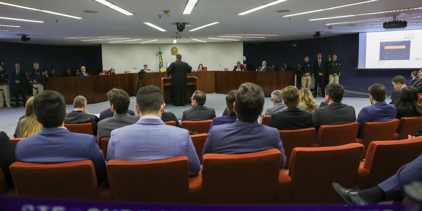 STF retoma nesta terça julgamento de Bolsonaro e mais sete réus