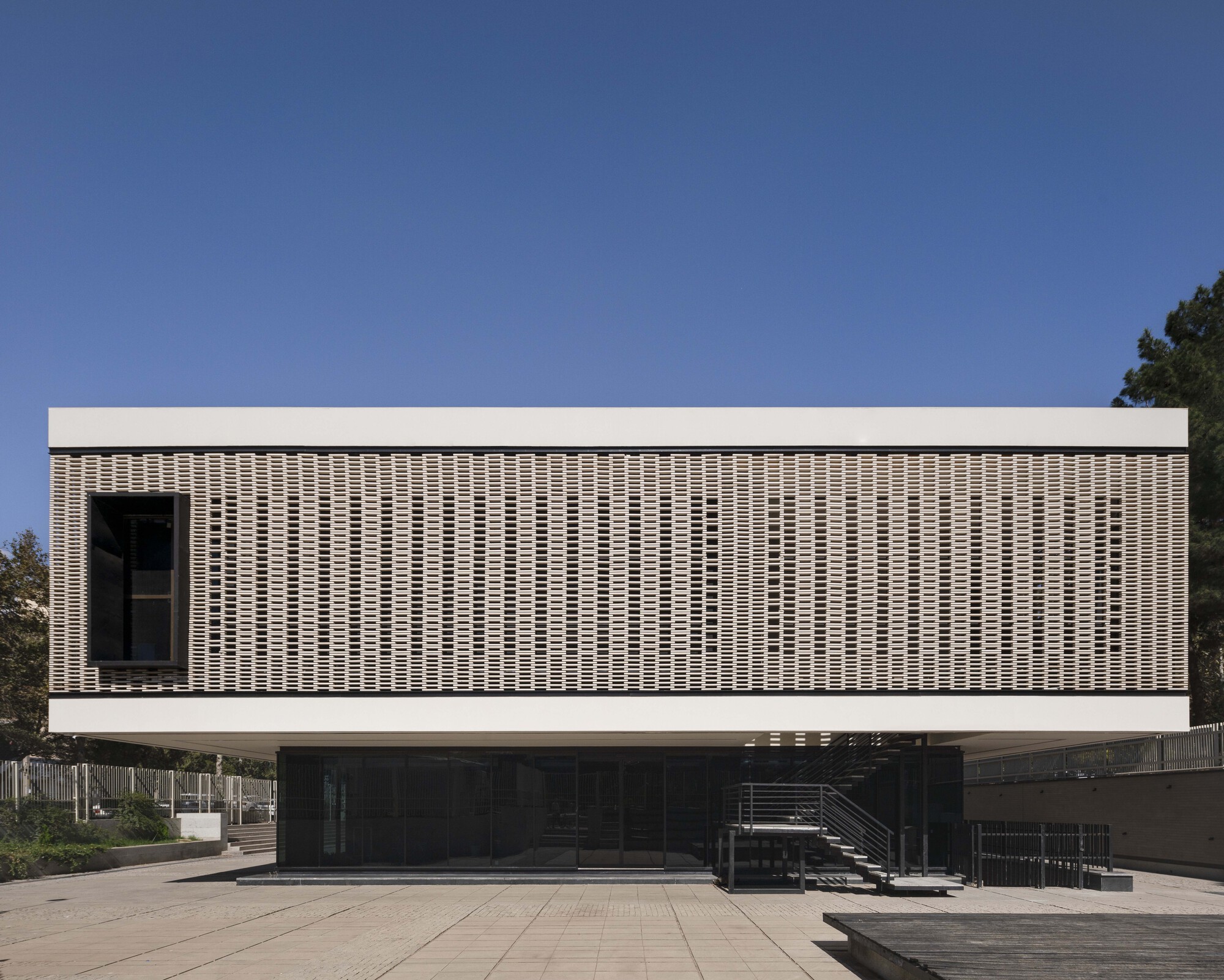 City Theatre of Qazvin / Gri Co. (Engenheiros de consultoria de ideias para retangular dourado)