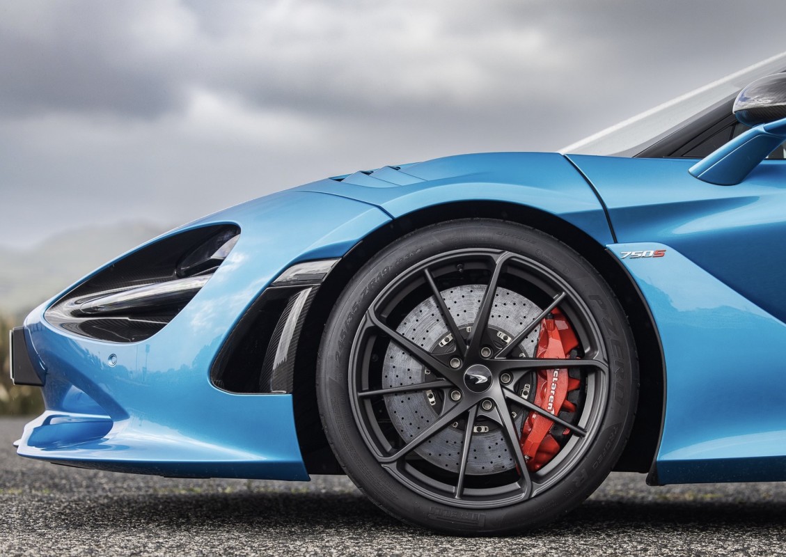 CEO da McLaren confirma novo modelo com espaço para seus amigos