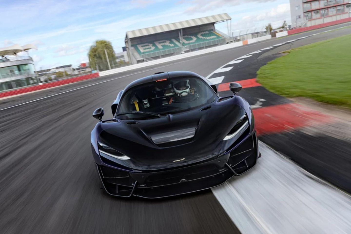 Assista aos testes da McLaren W1 em Silverstone