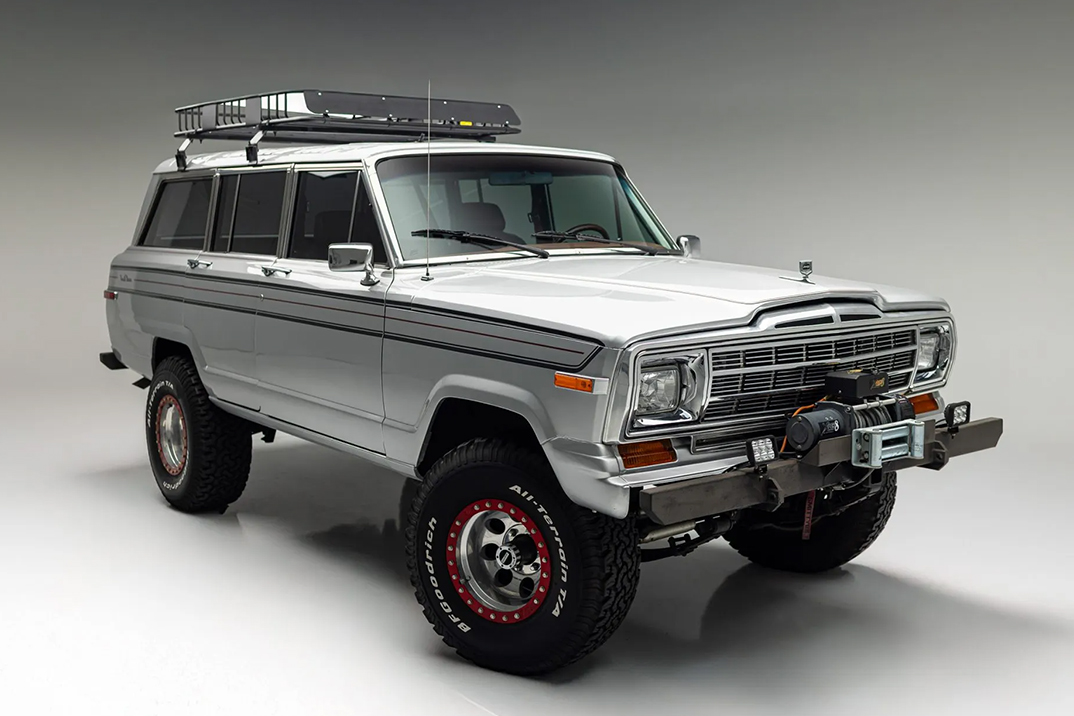 Este Jeep Grand Wagoneer, Jeep Grand Wagoneer, restaurado de Wagonmaster, está pronto para a trilha e atualmente para o leilão