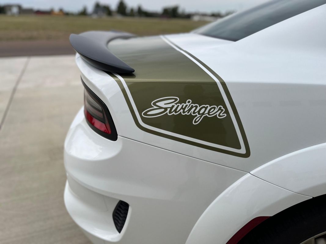 Com a qualidade do museu 2023 Dodge Charger Swinger Edition para venda com apenas 22 milhas