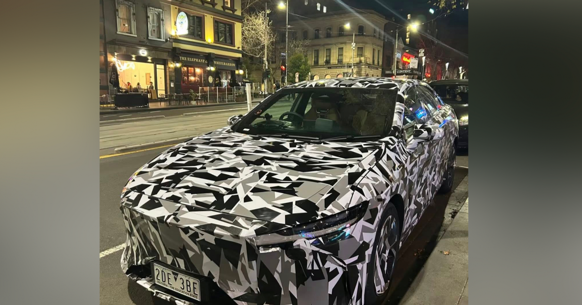 2026 Mazda 6E: Tesla Modelo 3 rival espionado na Austrália antes do lançamento local