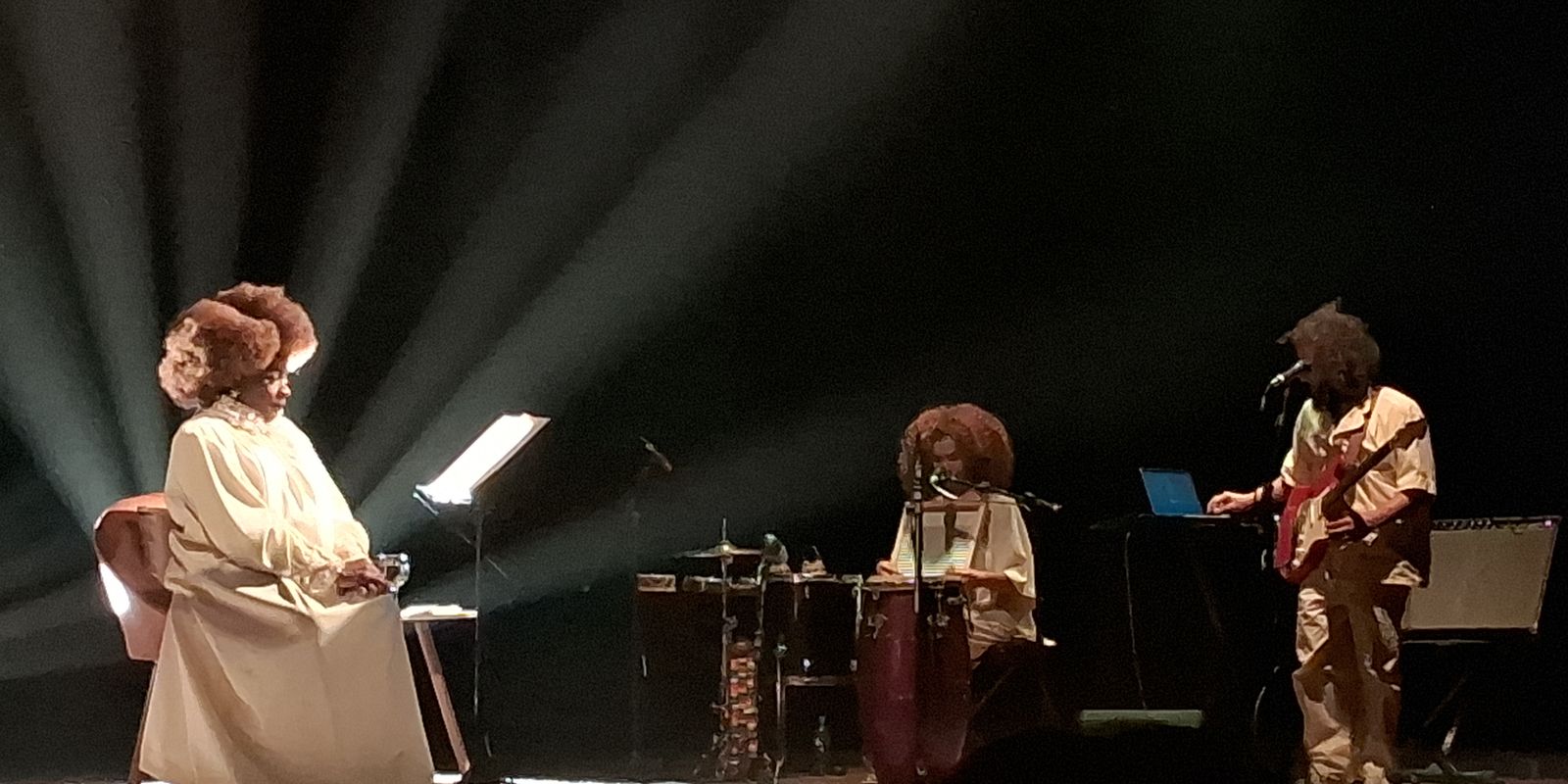 Zezé Motta celebra 80 anos com primeiro monólogo