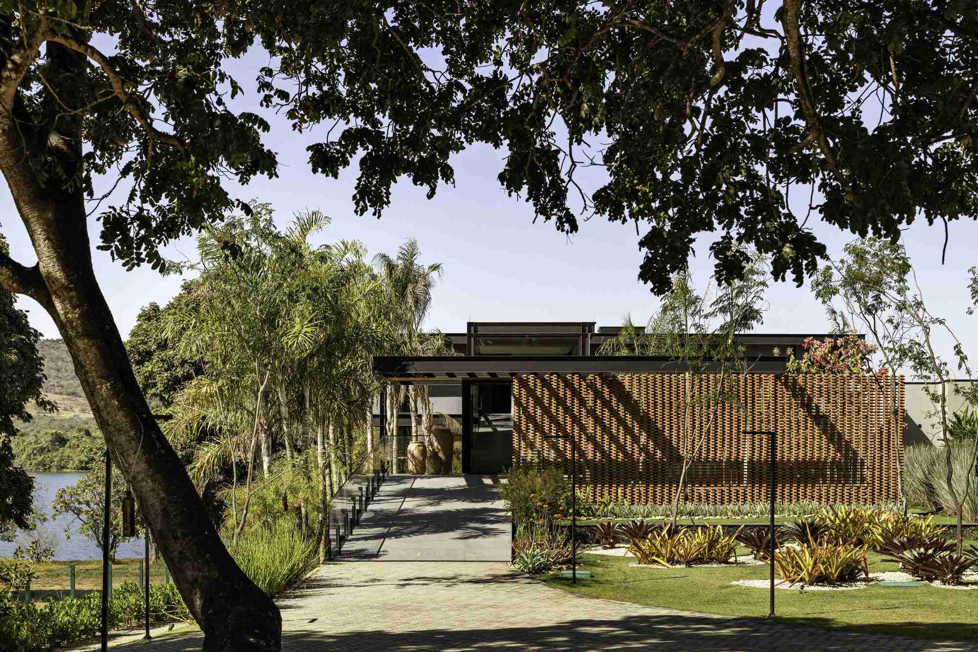 Lake House / Dayala e Rafael arquitetos associados