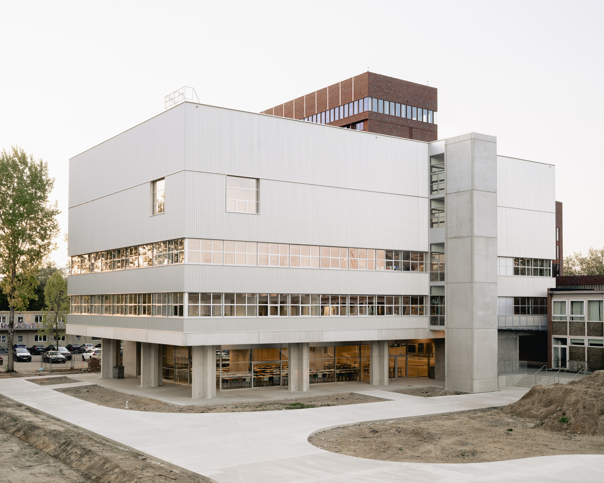 Pikoh School of Arts / Bot ArchitektuurCollectief + Importar Arquitetura de Exportação