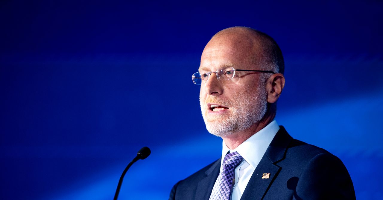 Brendan Carr não vai parar até que alguém o faça