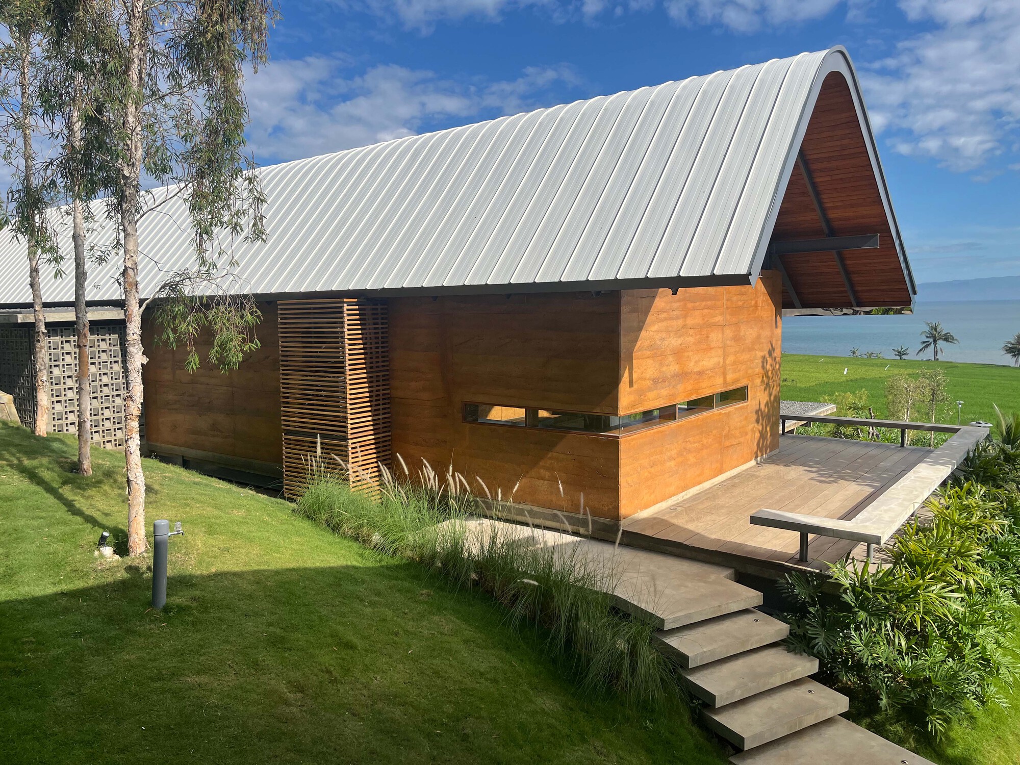 Omah Tanah House / Budi Pradono Arquitetos