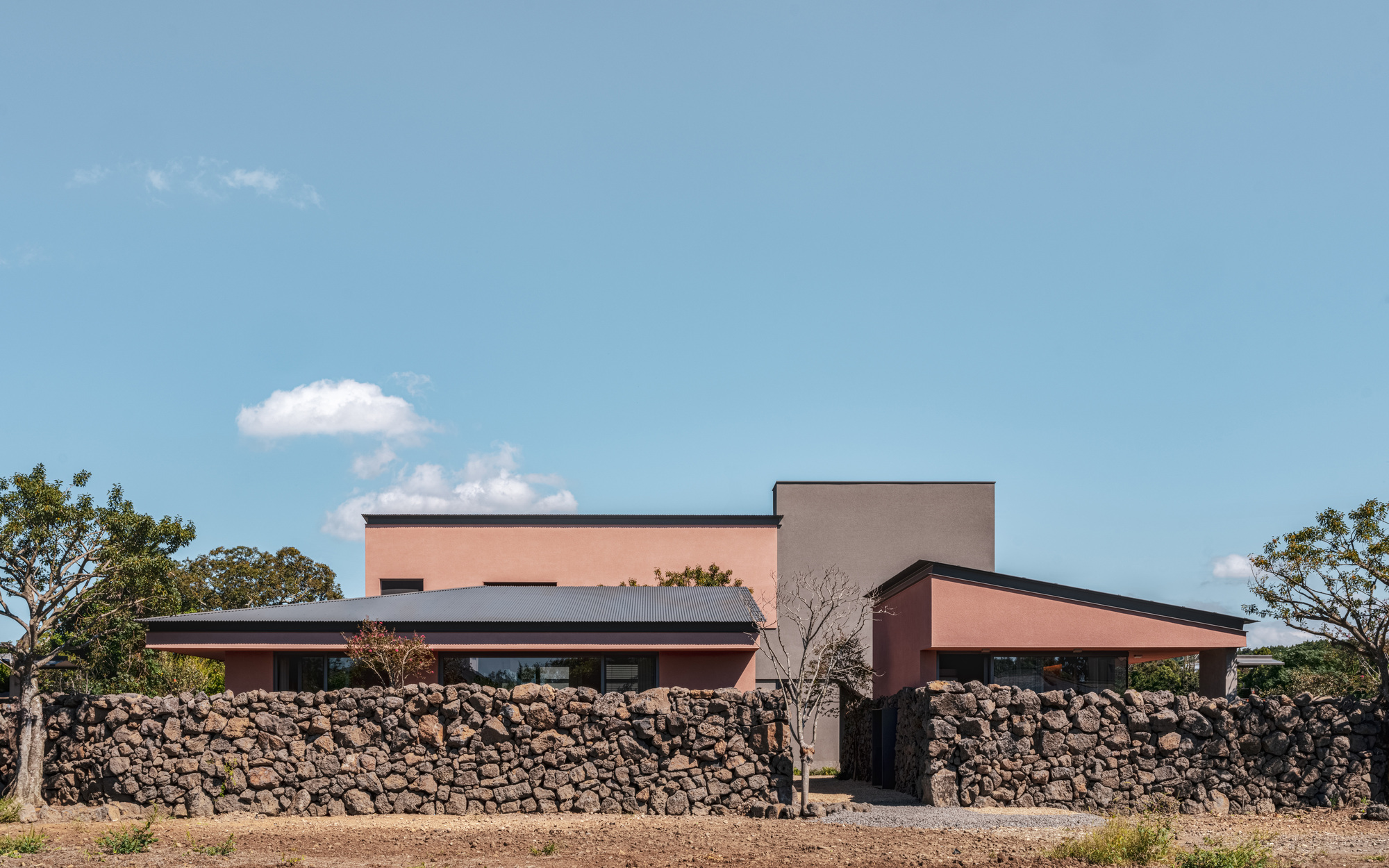 Muralha de pedra Stay House / Atelier O