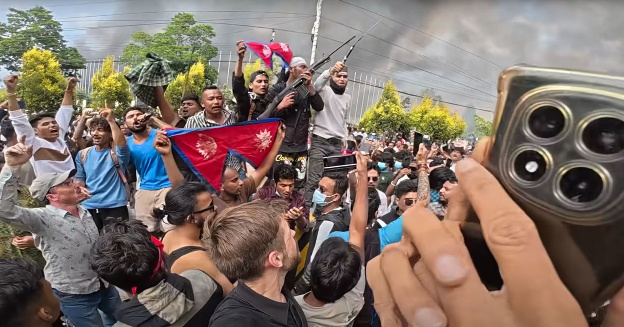 Como uma viagem Youtuber capturou a revolução do Nepal para o mundo