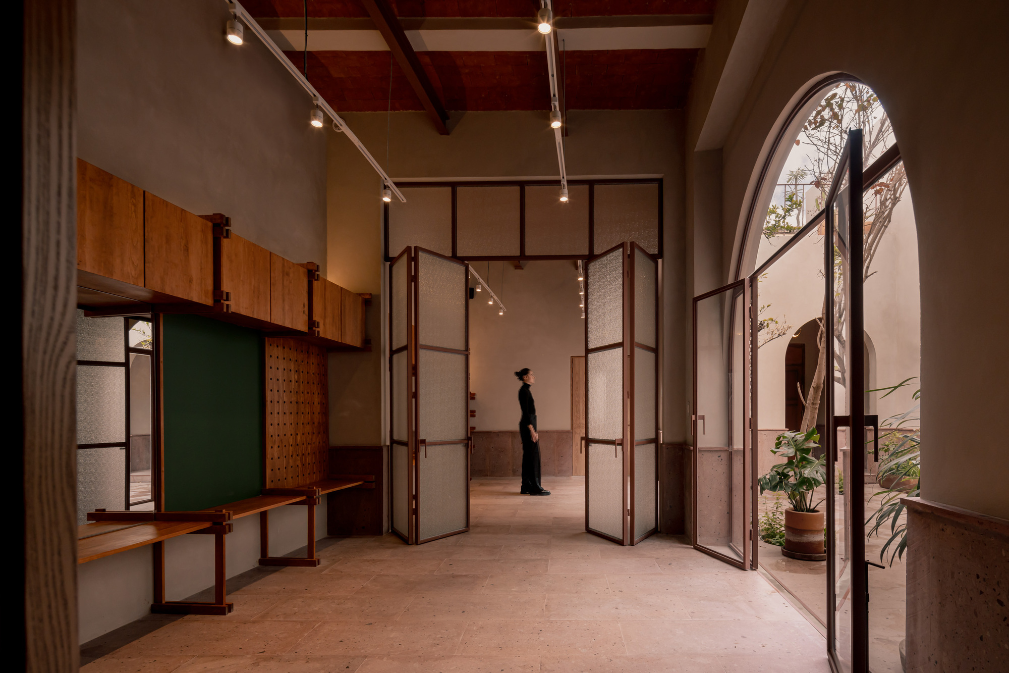 LGBTQ+ Centro Comunitário e House Rubén / Arquitectura Intersticial